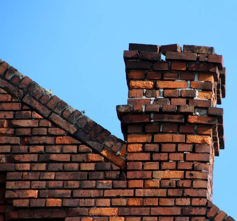 Signs Your Rowlet Home Needs a Chimney Inspection Damaged chimney on an Rowlet home showing cracks and missing mortar
